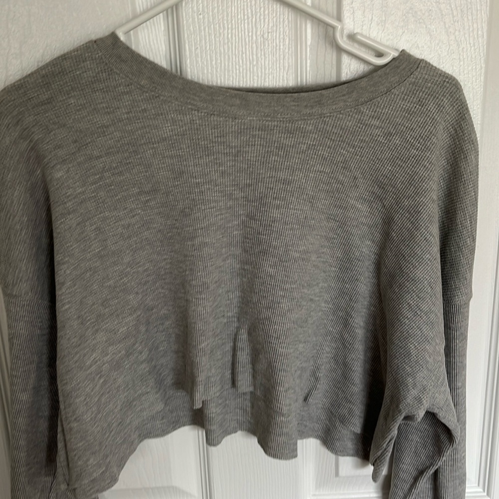 Grey long sleeve crop top